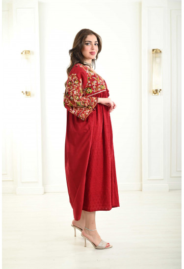 جلابية نسائية ذات صدر مطرز بالألوان الزاهية