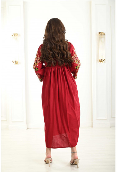 جلابية نسائية ذات صدر مطرز بالألوان الزاهية