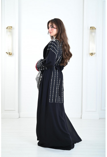 جلابية ذات تطريز تراثي تقليدي