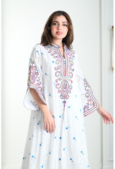 جلابية نسائية بنقوشات ناعمة 