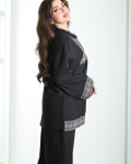 طقم نسائي بياقة مطرزة