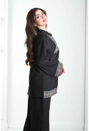 طقم نسائي بياقة مطرزة