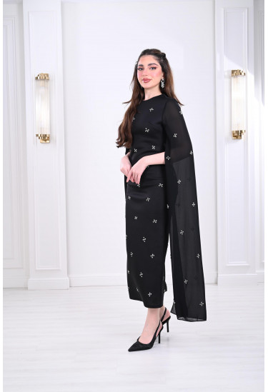 فستان كلاسيك بقصة مستقيمة 