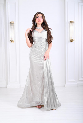 فستان نسائي من نسيج فضي لامع 