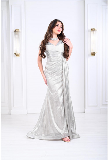 فستان نسائي من نسيج فضي لامع 