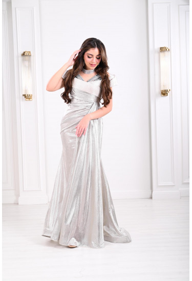 فستان نسائي من نسيج فضي لامع 