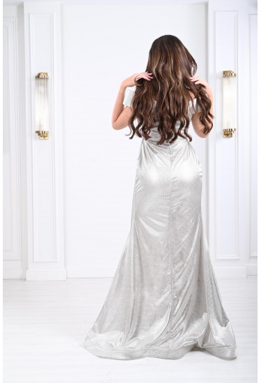فستان نسائي من نسيج فضي لامع 