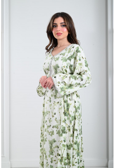 جلابية مطرزة بجدايل الخرز مع اربطة جانبية جلابية مطرزة بجدايل الخرز مع اربطة جانبية