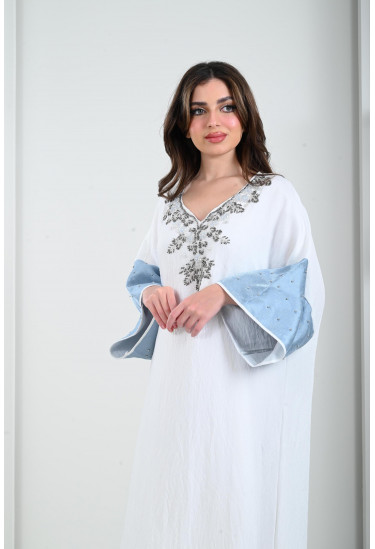 جلابية فضفاضة بأساور لامعة مطرزة 