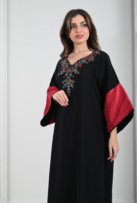 جلابية فضفاضة بأساور لامعة مطرزة 