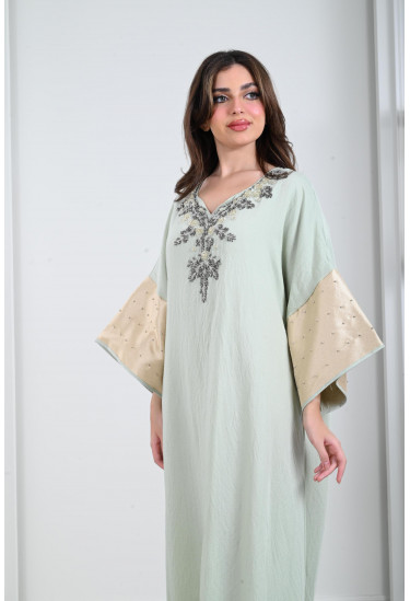 جلابية فضفاضة بأساور لامعة مطرزة 