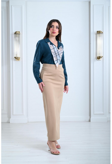 بلوزة نسائية أنيقة مع سكارف مخطط