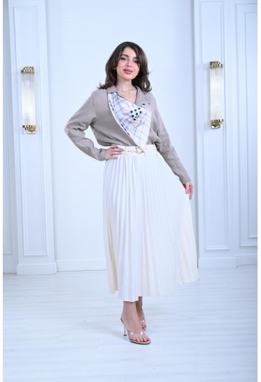 بلوزة نسائية أنيقة مع سكارف مخطط