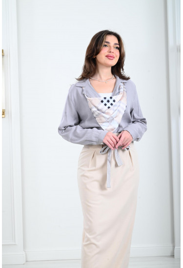 بلوزة نسائية أنيقة مع سكارف مخطط