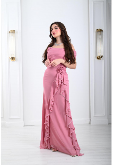 فستان نسائي بطلة ناعمة للمناسبات المميزة 