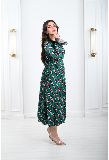 فستان نسائي بخطوط مائلة مزخرفة 