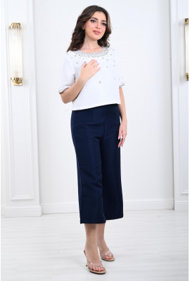 طقم نسائي (بلوزة مطرزة + بنطال 3/4 ) 