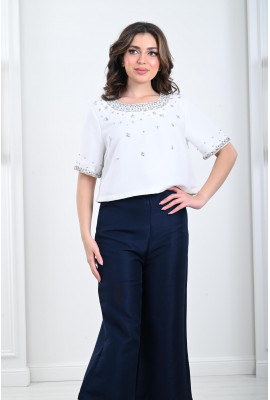 طقم نسائي (بلوزة مطرزة + بنطال 3/4 ) طقم نسائي (بلوزة مطرزة + بنطال 3/4 )