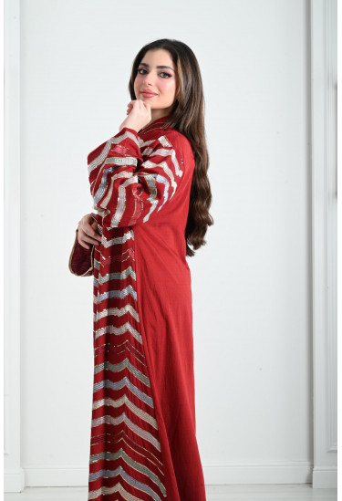 جلابية نسائية بخطوط زجزاجية مطرزة 