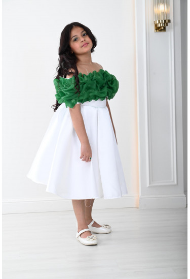 فستان بناتي بأكتاف متدلية وذو كشكشة على الصدر