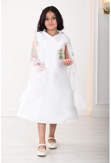 فستان أطفال بكيب ظهر شفاف مزين بالطبعات الوطنية