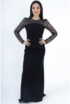 فستان سهرة راقٍ بأكمام شفافة مطرزة  