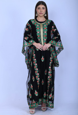 جلابية  مطرّز بزخارف وردية