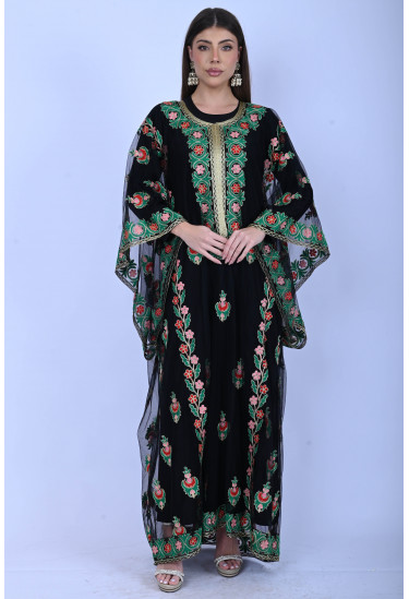 جلابية  مطرّز بزخارف وردية