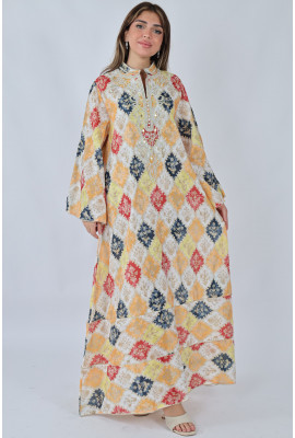 جلابية بنمط مغربي مع نقوش هندسية وتطريز فاخر