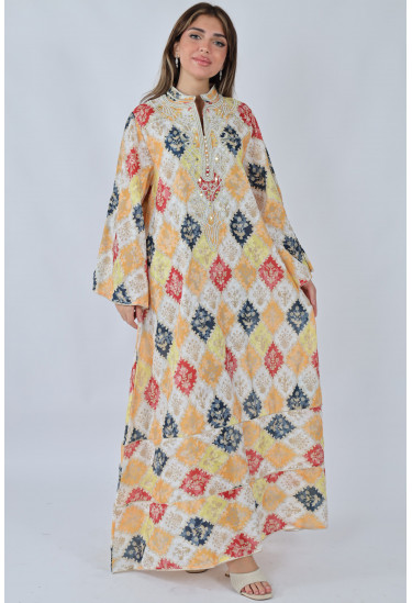 جلابية بنمط مغربي مع نقوش هندسية وتطريز فاخر