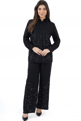 طقم نسائي بتصميم رقيق مطرز