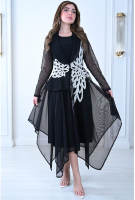 فستان بلمسات ملكية وتطريز راقي