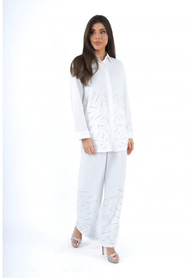 طقم نسائي بتصميم رقيق مطرز