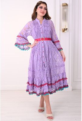 : فستان فاخر بأكمام دانتيل وتطريز ملون