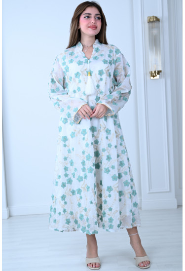 جلابية بيضاء مطرزة بنعومة الأنوثة