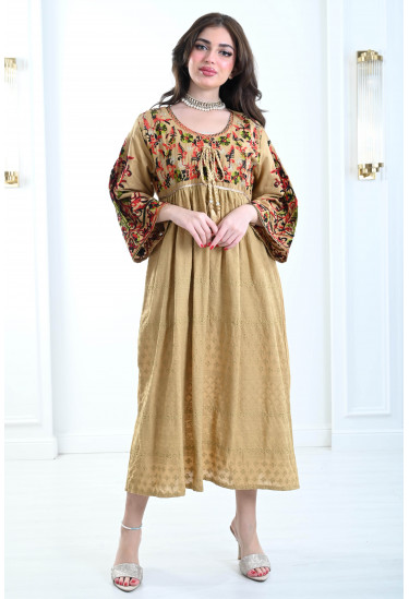 جلابية نسائية ذات صدر مطرز بالألوان الزاهية