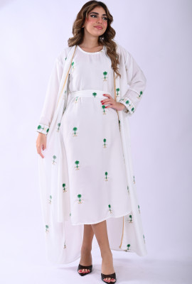 جلابية أنيقة مطرزة بالنخيل السعودي