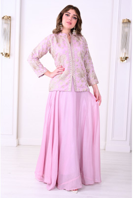 طقم راقي بتصميم أنيق ولمسات فاخرة