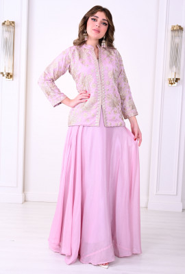 طقم راقي بتصميم أنيق ولمسات فاخرة