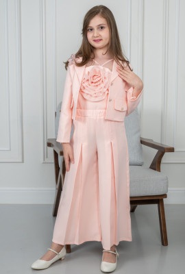 طقم بناتي بتفاصيل مبهرة 