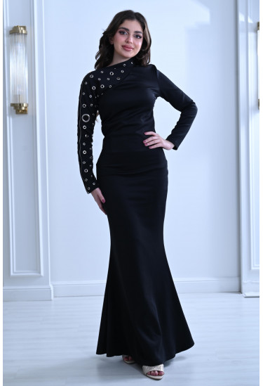 فستان نسائي مزين بحلقات من المعدن 