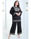 طقم نسائي بياقة مطرزة
