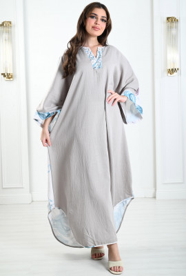 جلابية نسائية فضفاضة مزينة بنقوشات ملونة