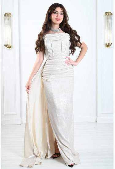 فستان مكشوف الأكتاف 