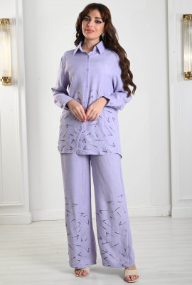 طقم نسائي بتصميم رقيق مطرز