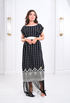 فستان طويل بهدب من الذيل