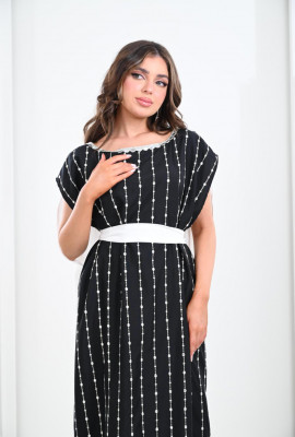 فستان طويل بهدب من الذيل