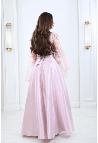 فستان ذات اطلالة انثوية 