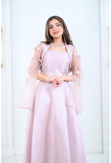 فستان ذات اطلالة انثوية 