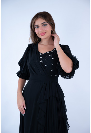 فستان أنيق بتصميم فخم ولمسات راقية